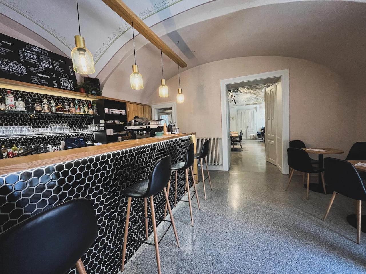 Ruttner Haz Hostel Veszprém Buitenkant foto